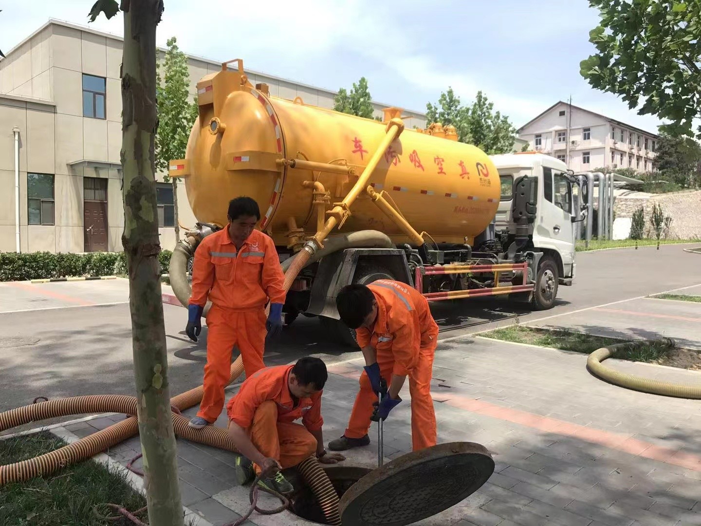 襄州管道疏通车停在窨井附近