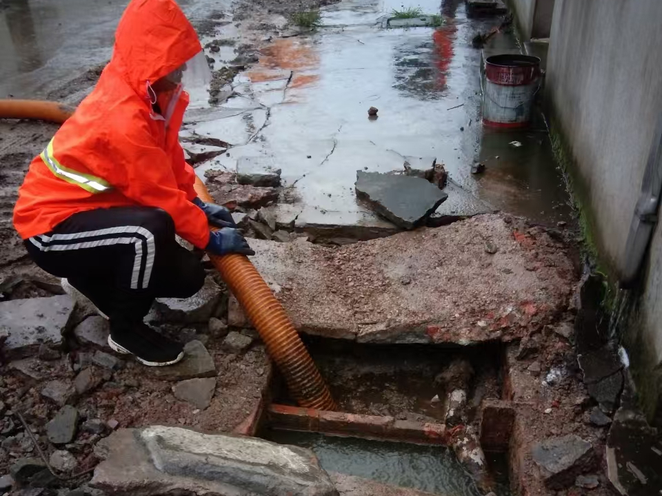 襄州专业清理污水池 炜誉市政以规范流程守护城市 “肠道”